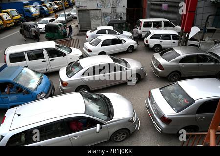 Dhaka, Bangladesh. 14th maggio, 2023. I conducenti di veicoli fanno la fila per riempire i loro veicoli con gas naturale compresso (CNG) presso una stazione di gas metano durante la crisi di gas a Dhaka, Bangladesh, il 14 maggio 2023 Credit: Mamunur Rashid/Alamy Live News Foto Stock