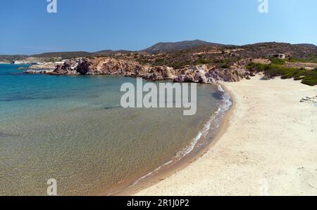 Spiaggia di Ammoudaraki sull'isola di Milos, Cicladi, Grecia. Foto Stock