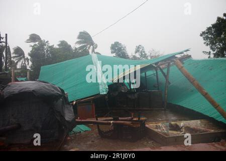 Dhaka, Dhaka, Bangladesh. 14th maggio, 2023. Una casa parzialmente distrutta è vista a Teknaf il 14 maggio 2023, durante la caduta del ciclone Mocha. (Credit Image: © Abu Sufian Jewel/ZUMA Press Wire) SOLO PER USO EDITORIALE! Non per USO commerciale! Credit: ZUMA Press, Inc./Alamy Live News Foto Stock