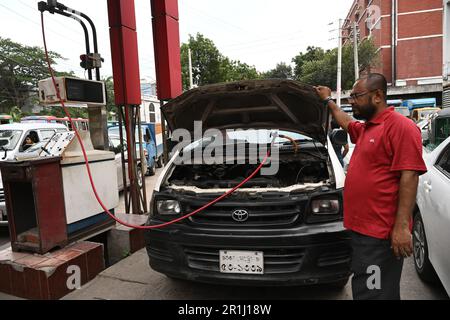 Dhaka, Bangladesh. 14th maggio, 2023. I conducenti di veicoli a ricaricare i loro veicoli con gas naturale compresso (CNG) in una stazione CNG durante la crisi del gas a Dhaka, Bangladesh, il 14 maggio 2023 Credit: Mamunur Rashid/Alamy Live News Foto Stock