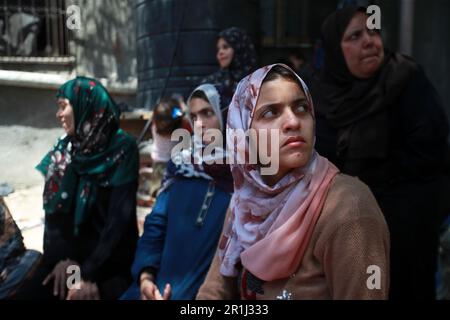 Città di Gaza. Palestina. 14th maggio 2023. La famiglia Nabhan ha perso la propria casa nel bombardamento israeliano. Uno dei membri della famiglia dice che ci sono quattro membri della famiglia con esigenze particolari. Abbiamo avuto difficoltà a farli uscire dalla casa durante l'evacuazione nella casa di Jabalia, nella striscia di Gaza settentrionale. Foto Stock