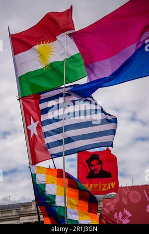 Una miscela di bandiere tra cui un comunista (Bolsevik Partizan, Turchia) e Trans Flag, il raduno internazionale dei lavoratori del giorno di maggio, Londra, Inghilterra, Regno Unito, 01 Foto Stock