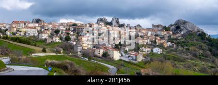 La torre medievale e la chiesa nel villaggio di Pietrabbondante. Isernia, Molise, Italia, Europa. Foto Stock