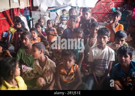 Dhaka, Dhaka, Bangladesh. 14th maggio, 2023. I bambini Rohingya si rifugiano in una scuola a Teknaf il 14 maggio 2023, dopo la caduta del ciclone Mocha. (Credit Image: © Abu Sufian Jewel/ZUMA Press Wire) SOLO PER USO EDITORIALE! Non per USO commerciale! Credit: ZUMA Press, Inc./Alamy Live News Foto Stock