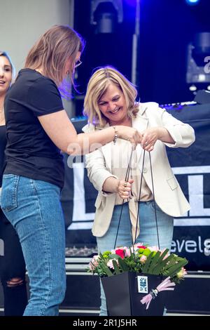 Maasmechelen, Belgio. 14th maggio, 2023. Mirella Cocco, madre di Luca Brecel, riceve fiori durante i festeggiamenti organizzati per il titolo di campione del mondo Snooker di Luca Brecel a Maasmechelen, domenica 14 maggio 2023. Luca Brecel si è incoronato campione mondiale di snooker per la prima volta nella sua carriera all'inizio di maggio al Crucible Theatre di Sheffield. In finale, il 28-anno Limburger ha vinto 18-15 su Englishman Mark Selby. La città organizza una grande festa per celebrare questo successo speciale, Brecel è il primo belga che vince il titolo di campione del mondo in snooker. Credit: Belga News Agency/Alamy Foto Stock