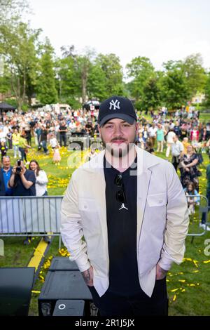 Maasmechelen, Belgio. 14th maggio, 2023. Il giocatore belga di snooker Luca Brecel è visto sul palco durante i festeggiamenti organizzati per il titolo di campione del mondo di snooker Luca Brecel a Maasmechelen, domenica 14 maggio 2023. Luca Brecel si è incoronato campione mondiale di snooker per la prima volta nella sua carriera all'inizio di maggio al Crucible Theatre di Sheffield. In finale, il 28-anno Limburger ha vinto 18-15 su Englishman Mark Selby. La città organizza una grande festa per celebrare questo successo speciale, Brecel è il primo belga che vince il titolo di campione del mondo in snooker. Credit: Belga News Agency/Alamy Foto Stock