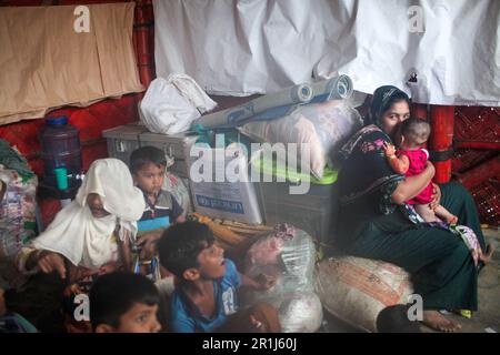 Dhaka, Dhaka, Bangladesh. 14th maggio, 2023. I bambini Rohingya si rifugiano in una scuola a Teknaf il 14 maggio 2023, dopo la caduta del ciclone Mocha. (Credit Image: © Abu Sufian Jewel/ZUMA Press Wire) SOLO PER USO EDITORIALE! Non per USO commerciale! Credit: ZUMA Press, Inc./Alamy Live News Foto Stock