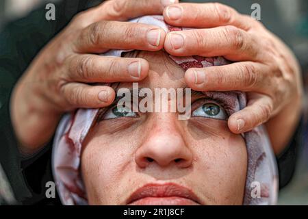 Città di Gaza. Palestina. 14th maggio 2023. La famiglia Nabhan ha perso la propria casa nel bombardamento israeliano. Uno dei membri della famiglia dice che ci sono quattro membri della famiglia con esigenze particolari. Abbiamo avuto difficoltà a farli uscire dalla casa durante l'evacuazione nella casa di Jabalia, nella striscia di Gaza settentrionale. Foto Stock