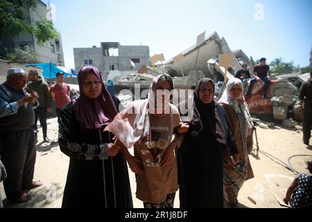 Città di Gaza. Palestina. 14th maggio 2023. La famiglia Nabhan ha perso la propria casa nel bombardamento israeliano. Uno dei membri della famiglia dice che ci sono quattro membri della famiglia con esigenze particolari. Abbiamo avuto difficoltà a farli uscire dalla casa durante l'evacuazione nella casa di Jabalia, nella striscia di Gaza settentrionale. Foto Stock