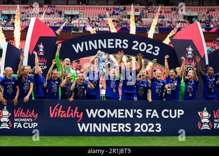 I giocatori di Chelsea festeggiano la vittoria della fa Cup 2003 durante la partita finale della fa Cup di Vitality Women's fa Cup Chelsea FC Women vs Manchester United Women al Wembley Stadium, Londra, Regno Unito, 14th maggio 2023 (Photo by Conor Molloy/News Images) Foto Stock