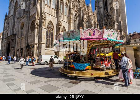 VIENNA, AUSTRIA - 9 SETTEMBRE 2021: Allegro-go-round di fronte a San Cattedrale di Santo Stefano (Stephansdom) a Vienna, Austria Foto Stock