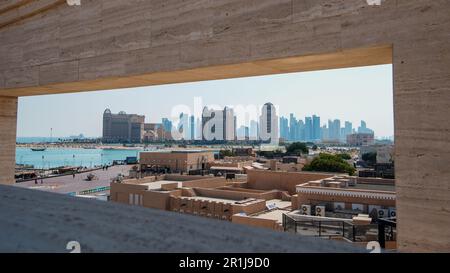 Vista dall'anfiteatro di Katara verso West Bay con St Regis Hotel & Residential Towers di fronte al resto dello skyline di Doha Foto Stock