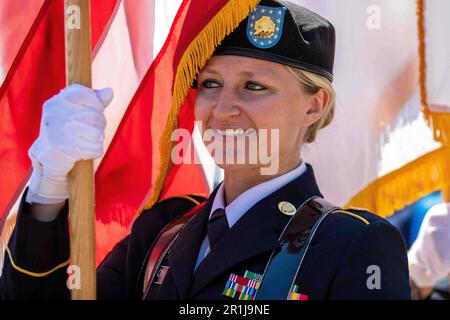 Florida, Stati Uniti. 23rd Apr, 2023. STATI UNITI Army BG Thad Collard, vice comandante generale dell'Army Reserve Medical Command (AR-MEDCOM) fuori da Pinellas Park, Florida, recita il giuramento dell'ascolto in tandem con le future reclute dell'Armata. Successivamente, BG Collard lancia il campo di apertura prima della partita di baseball dei Tampa Tarpons/Clearwater Threshers. Successivamente, i soldati della Guardia a colori AR-MEDCOM presentano i colori prima e durante un'esaltante interpretazione della Star Spangled Barrier. Credito: USA Army/ZUMA Press Wire Service/ZUMAPRESS.com/Alamy Notizie dal vivo Foto Stock