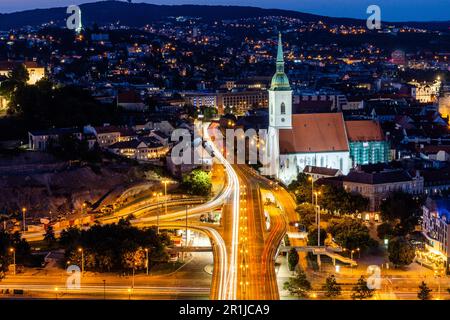 Vista aerea serale di via Staromestska e della Cattedrale di San Martino a Bratislava, capitale della Slovacchia Foto Stock