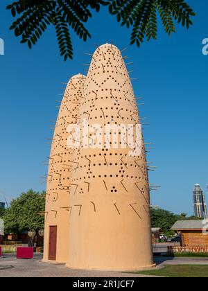 Double Pigeon Towers vicino Tasty Street nel Villaggio Culturale di Katara, Doha, Qatar. Foto Stock