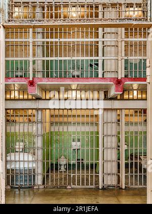 Due celle carcerarie in uno dei blocchi cellulari all'interno dello storico Penitenziario di Alcatraz vicino a San Francisco. Foto Stock