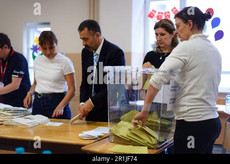 Istanbul, Turchia - 14 maggio 2023: I funzionari di assistenza votanti sono visti prendere le schede durante il conteggio dei voti delle elezioni turche nella scuola di Buyuk Esma nel centro della città. Milioni di cittadini turchi si sono recati alle urne per votare in quelle che potrebbero essere elezioni presidenziali e parlamentari storiche. Per la prima volta il presidente Recep Tayyip Erdogan, del partito conservatore AKP, ha un serio sfidante a Kemal Kilicdaroglu, che guida una coalizione di partiti di opposizione. Se non si raggiunge la maggioranza assoluta, il 28th maggio si terrà una votazione. (Foto di Davide Bonaldo/Sipa USA) Foto Stock