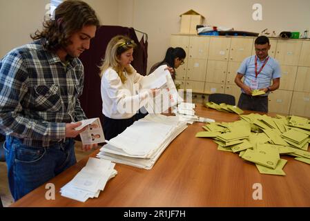 Istanbul, Turchia - 14 maggio 2023: I funzionari di assistenza votanti sono visti aprire le schede durante il conteggio dei voti nella scuola di Buyuk Esma nel centro della città. Milioni di cittadini turchi si sono recati alle urne per votare in quelle che potrebbero essere elezioni presidenziali e parlamentari storiche. Per la prima volta il presidente Recep Tayyip Erdogan, del partito conservatore AKP, ha un serio sfidante a Kemal Kilicdaroglu, che guida una coalizione di partiti di opposizione. Se non si raggiunge la maggioranza assoluta, il 28th maggio si terrà una votazione. (Foto di Davide Bonaldo/Sipa USA) Foto Stock