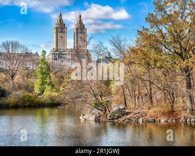 Una vista del lago in Central Park a New York mostra gli alberi nel tardo autunno. Foto Stock