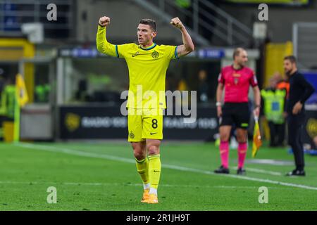 Milano, Italia. 13th maggio, 2023. Robin Gosens del FC Internazionale celebra alla fine della Serie Una partita di calcio del 2022/23 tra FC Internazionale e US Sassuolo allo Stadio Giuseppe Meazza. Punteggio finale: Inter 4:2 Sassuolo. (Foto di Fabrizio Carabelli/SOPA Images/Sipa USA) Credit: Sipa USA/Alamy Live News Foto Stock