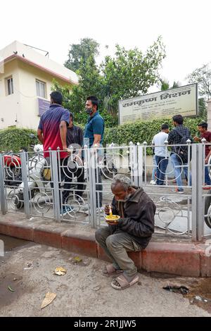 Missione Ramakrishna Nuova Delhi beneficenza che offre cibo gratuito per i poveri di fronte all'Ashram a Nuova Delhi, India Foto Stock