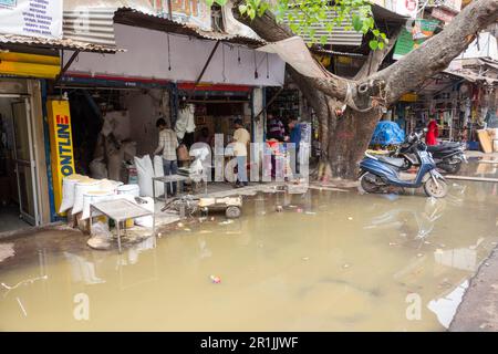 Strada allagata di fronte ai negozi dopo forti precipitazioni, Paharganj, Nuova Delhi, India Foto Stock