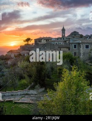 Tramonto panoramico ad Arpino, antica cittadina in provincia di Frosinone, Lazio, Italia centrale. Foto Stock