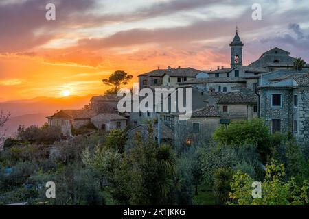 Tramonto panoramico ad Arpino, antica cittadina in provincia di Frosinone, Lazio, Italia centrale. Foto Stock