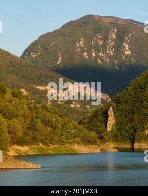 Vista panoramica sul lago di Turano, bellissimo borgo in provincia di Rieti. Lazio, Italia. Foto Stock