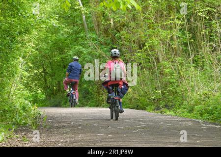 Due ciclisti sul Sentiero della valle di Sett, Derbyshire Foto Stock