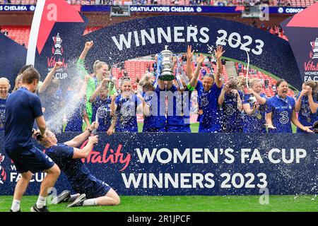 I giocatori di Chelsea festeggiano al termine della partita finale della Coppa della fa di Vitality Women's fa Cup Chelsea FC Women vs Manchester United Women al Wembley Stadium, Londra, Regno Unito, 14th maggio 2023 (Photo by Conor Molloy/News Images) Foto Stock