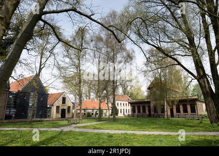 Edifici con parco del Museo Joure nella provincia olandese della Frisia. L'ex fabbrica di metalli 'Keverling' sulla destra Foto Stock