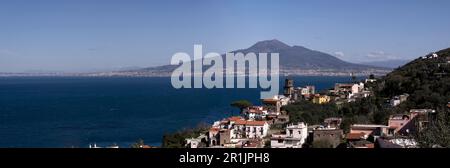 Una bella vista verso il Vesuvio che si affaccia sulla baia di Napoli da Vico Equense Foto Stock