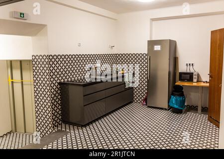 BRNO, CZECHIA - 5 SETTEMBRE 2021: Cucina di Hostel Eleven a Brno, Repubblica Ceca Foto Stock