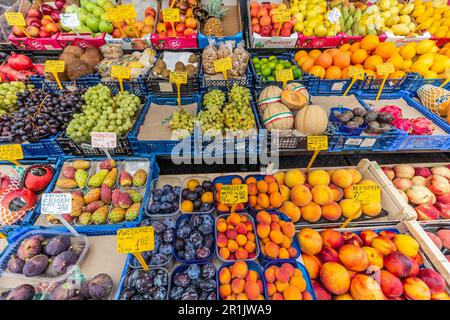 Frutta in vendita al mercato Naschmarkt di Vienna, Austria Foto Stock