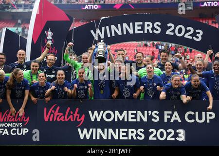 Wembley Stadium, Londra, Regno Unito. 14th maggio, 2023. Donne fa Cup Final Football, Chelsea contro Manchester United; Magdalena Eriksson di Chelsea con i suoi compagni di squadra sollevare il Womens fa Cup Trophy Credit: Action Plus Sports/Alamy Live News Foto Stock