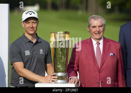 Schilde, Belgio. 14th maggio, 2023. Simone Forsstrom svedese ha illustrato con Vic Swerts, presidente del Soudal, dopo aver vinto il torneo di golf Soudal Open a Schilde, domenica 14 maggio 2023. BELGA PHOTO KRISTOF VAN ACCOM Credit: Belga News Agency/Alamy Live News Foto Stock