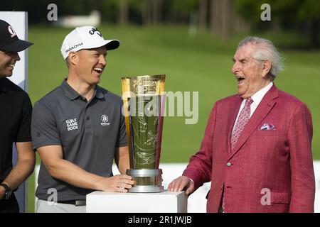 Schilde, Belgio. 14th maggio, 2023. Simone Forsstrom svedese ha illustrato con Vic Swerts, presidente del Soudal, dopo aver vinto il torneo di golf Soudal Open a Schilde, domenica 14 maggio 2023. BELGA PHOTO KRISTOF VAN ACCOM Credit: Belga News Agency/Alamy Live News Foto Stock