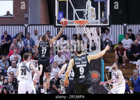 Casale Monferrato, Italia. 14th maggio, 2023. #17 Undom Mattia (Dolomiti energia Trentino) durante Playoff - Bertram Yachts Derthona Tortona vs Dolomiti energia Trentino, Campionato Italiano Basket Serie A a a Casale Monferrato, Italy, Maggio 14 2023 Credit: Agenzia indipendente per le foto/Alamy Live News Foto Stock