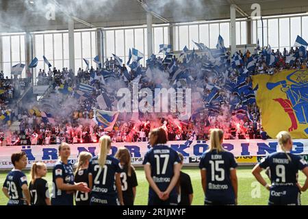 In primo piano: Linköping FC e sullo sfondo i tifosi durante la partita di calcio di domenica nella OBOS Damallsvenskan tra Linköping FC-IFK Norrköping a Bilbörsen Arena, Norrköping Linköping, Svezia. Foto Stock