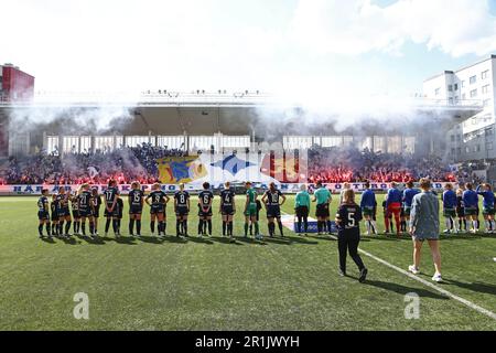 In primo piano: Linköping FC e sullo sfondo i tifosi durante la partita di calcio di domenica nella OBOS Damallsvenskan tra Linköping FC-IFK Norrköping a Bilbörsen Arena, Norrköping Linköping, Svezia. Foto Stock