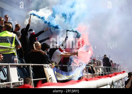 Tifosi di Linköpings durante la partita di calcio di domenica nella OBOS Damallsvenskan tra Linköping FC-IFK Norrköping all'arena di Bilbörsen, Linköping, Svezia. Foto Stock