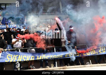 Tifosi di Linköpings durante la partita di calcio di domenica nella OBOS Damallsvenskan tra Linköping FC-IFK Norrköping all'arena di Bilbörsen, Linköping, Svezia. Foto Jeppe Gustafsson Foto Stock