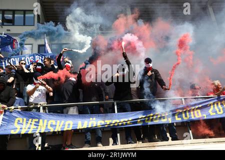 Tifosi di Linköpings durante la partita di calcio di domenica nella OBOS Damallsvenskan tra Linköping FC-IFK Norrköping all'arena di Bilbörsen, Linköping, Svezia. Foto Jeppe Gustafsson Foto Stock