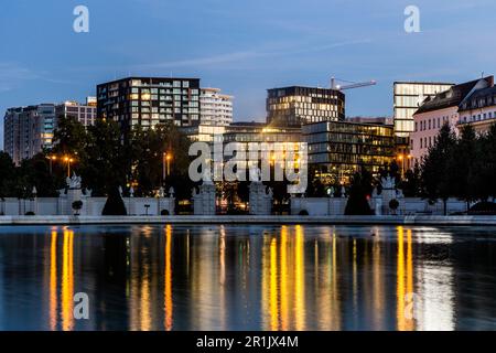 Edifici moderni vicino a Wien Hbf (stazione ferroviaria principale di Vienna) a Vienna, Austria Foto Stock