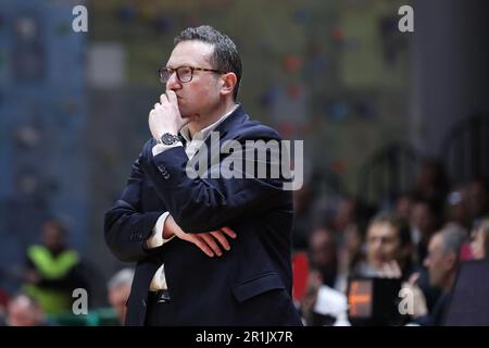 Casale Monferrato, Italia. 14th maggio, 2023. PalaEnergica Paolo Ferraris, Casale Monferrato, Italia, 14 maggio 2023, Marco Ramondino (allenatore di testa Bertram Derthona Basket Tortona) durante Playoff - Bertram Yachts Derthona Tortona vs Dolomiti energia Trentino - Italian Basketball Serie A Championship Credit: Live Media Publishing Group/Alamy Live News Foto Stock