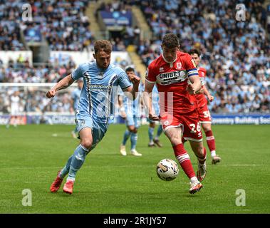 Coventry, Regno Unito. 14th maggio 2023; Coventry Building Society Arena, Coventry, Inghilterra; playoff campionato EFL, semifinali, prima tappa, Coventry City contro Middlesbrough; Darragh Lenihan di Middlesborough difende contro Josh Eccles di Coventry Credit: Action Plus Sports Images/Alamy Live News Foto Stock