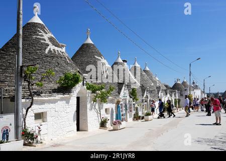 Piccoli negozi e i loro trucchi pubblicitari a Rione Monti, Alberobello, Puglia Foto Stock