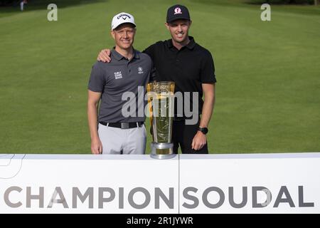 Schilde, Belgio. 14th maggio, 2023. Lo svedese Simon Forsstrom e il suo caddie nella foto hanno vinto il torneo di golf Soudal Open di Schilde, domenica 14 maggio 2023. BELGA PHOTO KRISTOF VAN ACCOM Credit: Belga News Agency/Alamy Live News Foto Stock