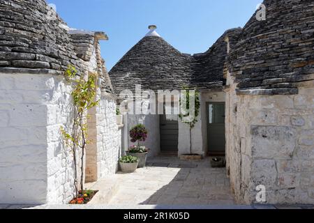 Tranquille strade residenziali a Rione Aia piccola, Alberobello, Puglia, lontano dalle folle di turisti Foto Stock